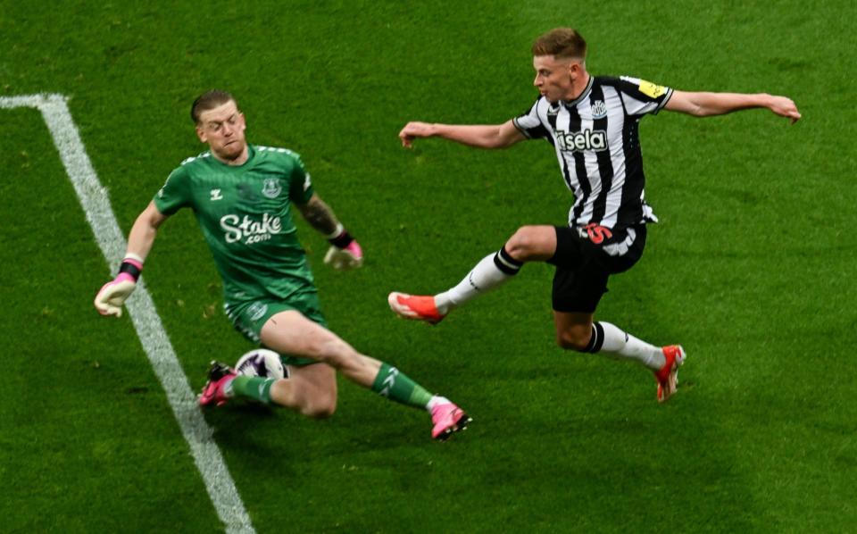 Jordan Pickford saves from Harvey Barnes during Everton's draw against Newcastle