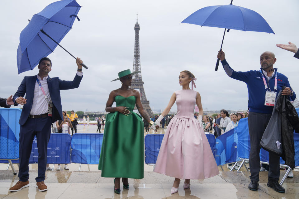 Las artistas Ariana Grande, derecha, y Cynthia Erivo llegan a París, Francia, antes de la ceremonia de apertura de los Juegos Olímpicos de Verano de 2024, el viernes 26 de julio de 2024. (Foto AP/Natacha Pisarenko)