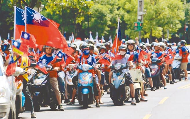 韓國瑜造勢活動的「貪食蛇車隊」相當著名，元旦升旗將重現高雄街頭。（本報資料照片）