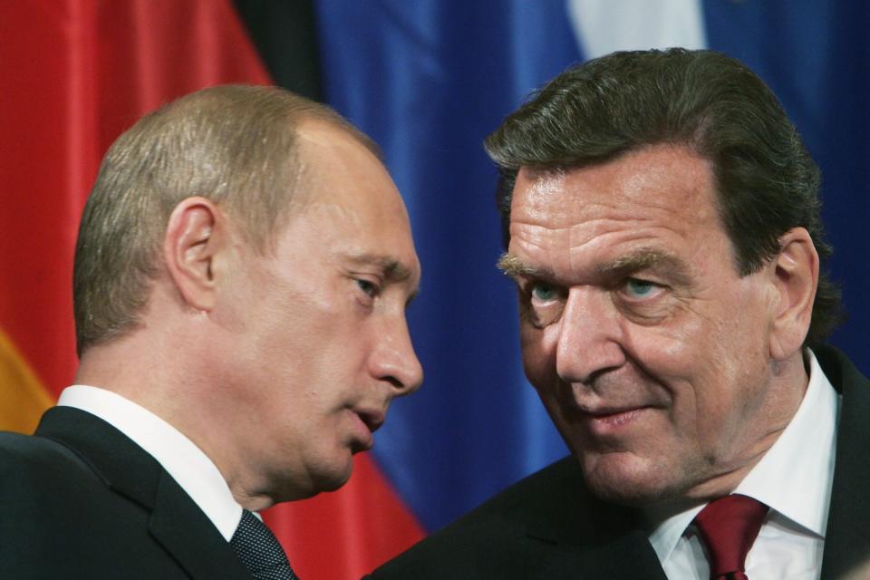 Wladimir Putin mit Gerhard Schröder vor einer Pressekonferenz 2005.