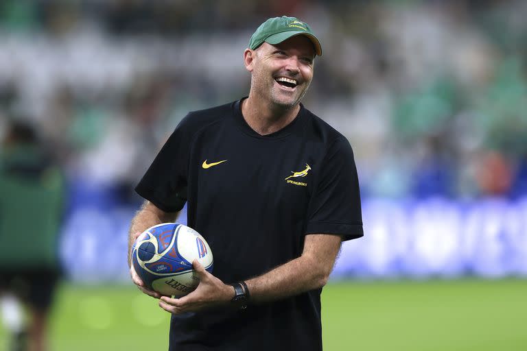 Jacques Nienaber, el head coach de Sudáfrica, que dispone muchos más forwards que backs en el banco de suplentes.