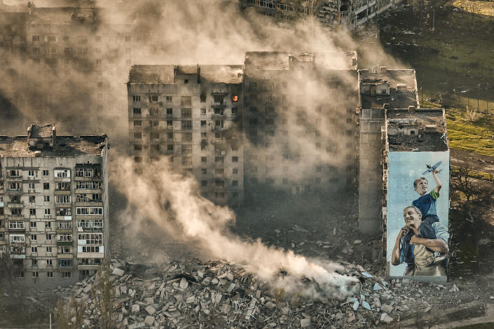 Дым окутывает здания в Бахмуте, месте самых ожесточенных боев с российскими солдатами в Донецкой области Украины.