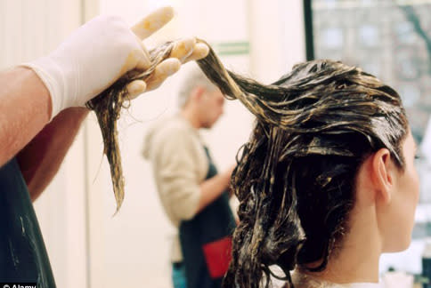 許多人都曾經嘗試過染髮，但最新研究指出，染髮劑中的化學物質恐增加致癌危機。（圖片／取材自英國《每日郵報》）