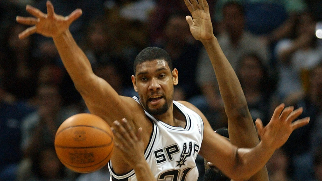 DUNCAN HART San Antonio Spurs' Tim Duncan (21) reaches for the loose ball against Charlotte Bobcats' Jason Hart during the second half in San AntonioBOBCATS SPURS, SAN ANTONIO, USA.