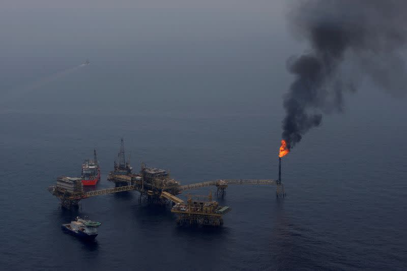 FOTO DE ARCHIVO: Se ve un quemador de combustible en la plataforma del monopolio petrolero estatal mexicano Pemex "Ku Maloob Zaap" en la Región Marina Noreste de Pemex Exploración y Producción en la Bahía de Campeche