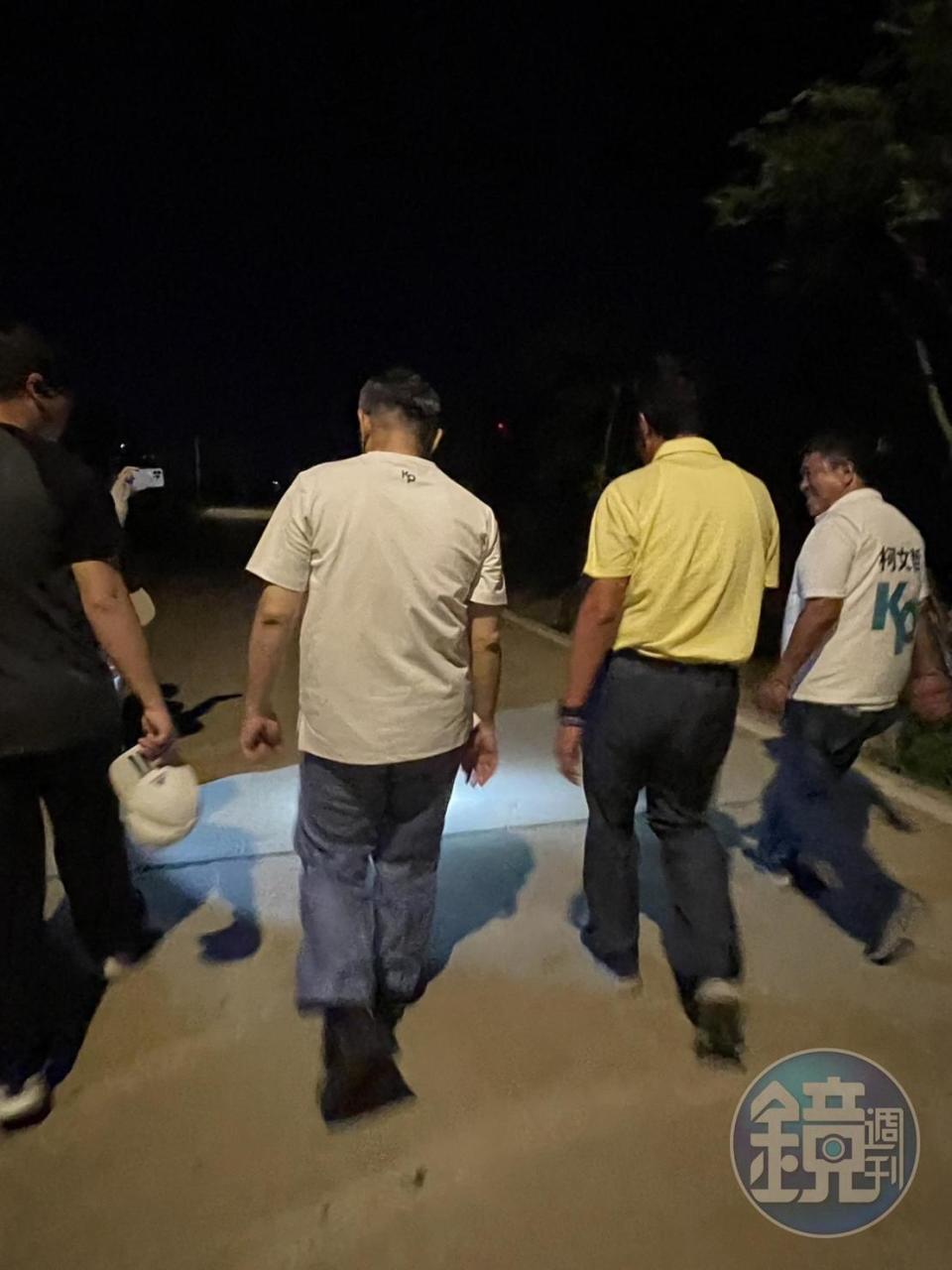 郭台銘直奔柯文哲在金門下榻的民宿，2人散步到海邊，遭民眾直擊拍下。（讀者提供）