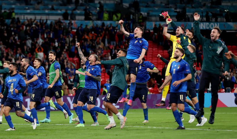 Los jugadores de Italia celebran tras ganar la tanda de penales.