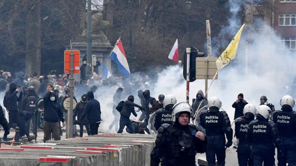 In Brüssel kam es erneut zu Krawallen zwischen der Polizei und Corona-Demonstranten. (Bild: dpa)