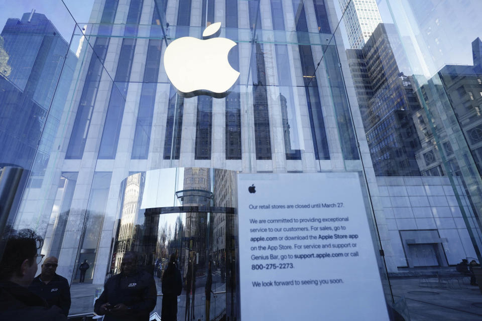 Photo by: John Nacion/STAR MAX/IPx 2020 3/15/20 New Yorkers wear protective masks and avoid mass transit while venuues continue to close. Apple recently shuttered it's stores through March 27th.