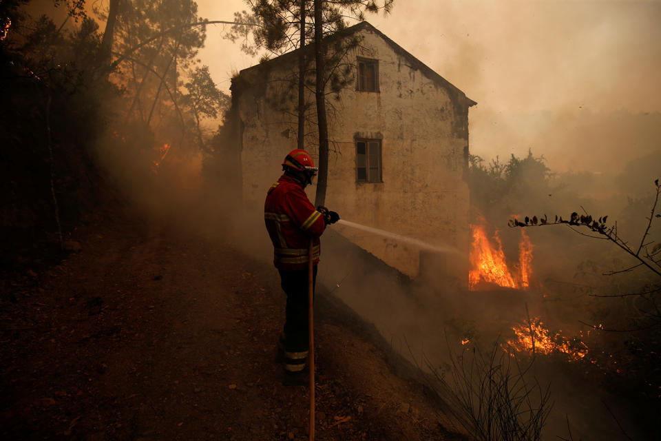 <p>A firefighter works to put out a forest fire in the village of Carvoeiro, near Castelo Branco, Portugal, July 25, 2017. (Rafael Marchante/Reuters) </p>