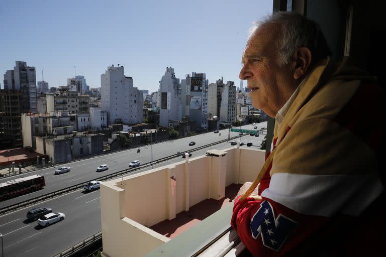 Barragan observa el paisaje vehicular desde el pasillo que conecta la puerta de su departamento con las escaleras y ascensores del edificio; allí el ruido es intenso y ensordecedor 