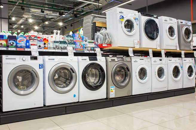 一名網友最近考慮換洗衣機，猶豫要買洗烘脫一體的還是滾筒洗衣機搭配烘衣機。(示意圖，達志提供)