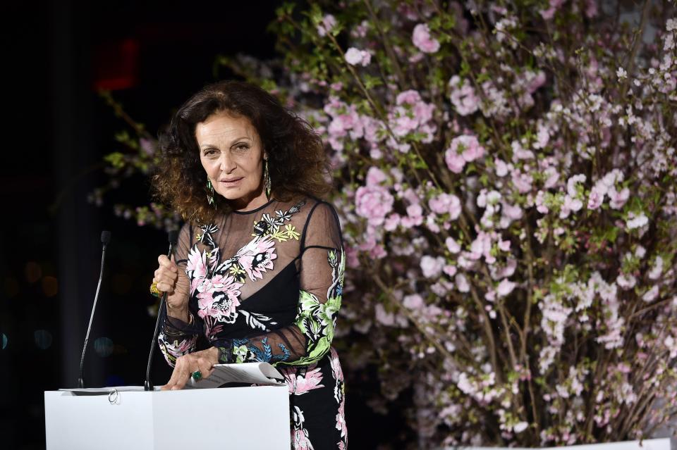 <h3>Diane Von Furstenberg</h3><p>「透過提供消費者創新且精緻的替代產品，我們期望能讓時裝工業變得更加合乎道德並重視永續。」裹身裙女王Diane Von Furstenberg的CEO Sandra Campos在聲明中如此說道，並宣布自2019年起，品牌將全面停用包括皮草、珍稀皮革、馬海毛、安哥拉兔毛等材質。同時，身為美國時裝協會（CFDA）主席的品牌創始人兼設計師<strong><u>Diane Von Furstenberg也將會持續與PETA、美國人道主義協會合作，致力推進永續時裝的發展</u></strong>，在美國時尚圈影響力劇甚的DVF是否能帶領紐約時裝周走向全面反皮草的時代，讓我們拭目以待。<br></p><cite>Getty Images</cite>