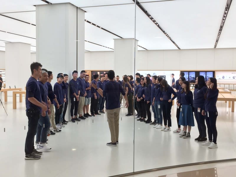 <p>iPhone X開賣 直營店開門前先演練 (圖) </p>