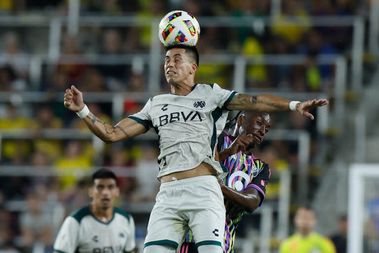 El argentino Maxi Meza, que juega en Rayados de Monterrey, de México, cabecea en el partido de Estrellas ante la MLS, el miércoles 24 de julio de 2024, en Columbus, Ohio