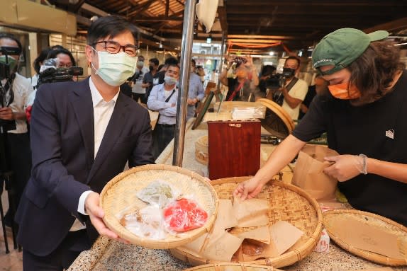 陳其邁(左一)指示推動鹽埕第一公有零售市場再造專案。   圖：高雄市經發局/提供