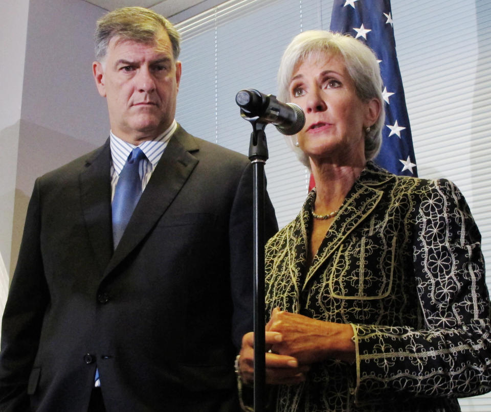 U.S. Health and Human Services Secretary Kathleen Sebelius, right, with Dallas Mayor Mike Rawlings, left, discusses the implementation of the federal health care overhaul in Dallas, Texas, on Thursday, September 26, 2013. (AP Photo/Nomaan Merchant)