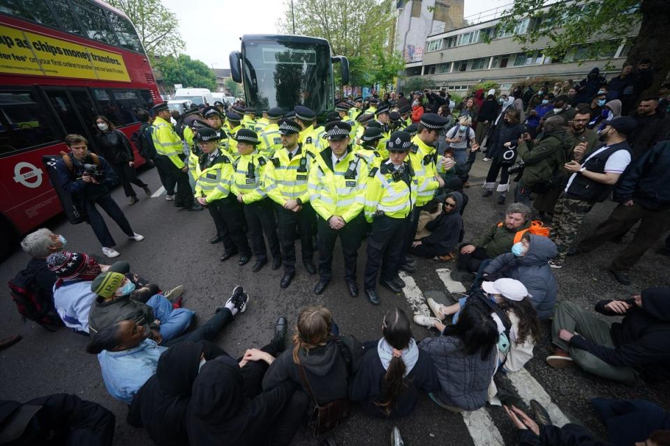 Police and protesters surrounding the coach (Yui Mok/PA Wire)