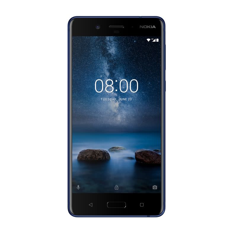 Nokia 8此次推出「緞面藍」與「光箔銅」兩色，單機建議售價為台幣15,990元，緞面藍於今日（9月26日）下午4點起至9月29日下午6點開放預購，「光箔銅」將於11月起開賣。 緞面藍正面
