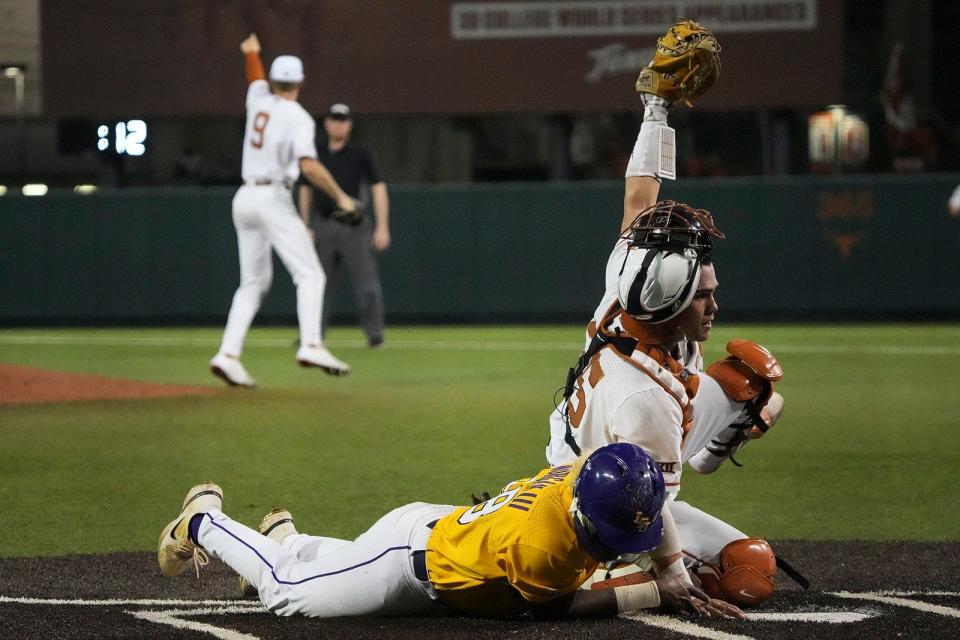 El receptor de Texas, Garret Guillemette, elimina a Tre Morgan de LSU en el plato durante su juego de principios de temporada en febrero.  