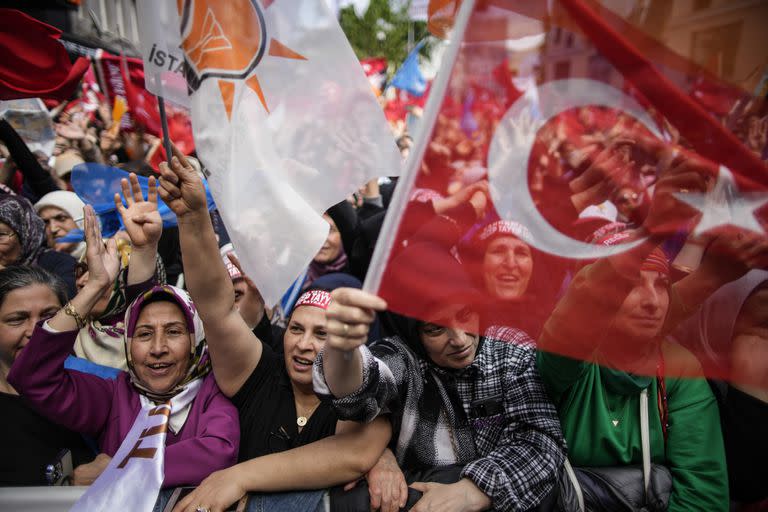 Seguidores del presidente Recep Tayyip Erdogan durante un acto de campaña en las horas previas a las elecciones
