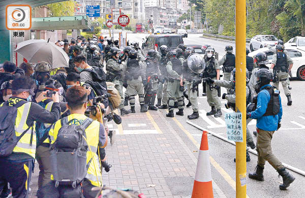 防暴警察多次向不肯散去的集會者施放胡椒噴霧。（袁志豪攝）