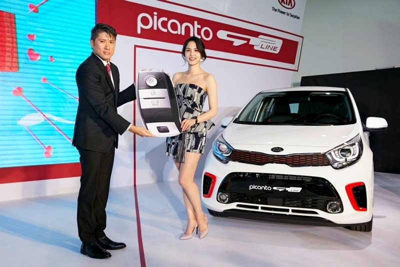 女神魏蔓成為Kia Picanto GT-LINE第一位車主，現場特邀請森那美起亞史貴能總裁進行交車儀式。