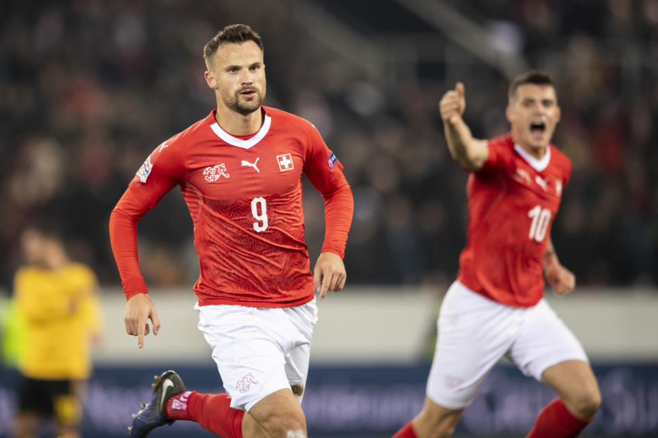 El futbolista suizo Haris Seferovic (9) celebra durante el partido contra Bélgica en Lucerna, Suiza, el domingo 18 de noviembre de 2018. (Ennio Leanza/Keystone via AP)