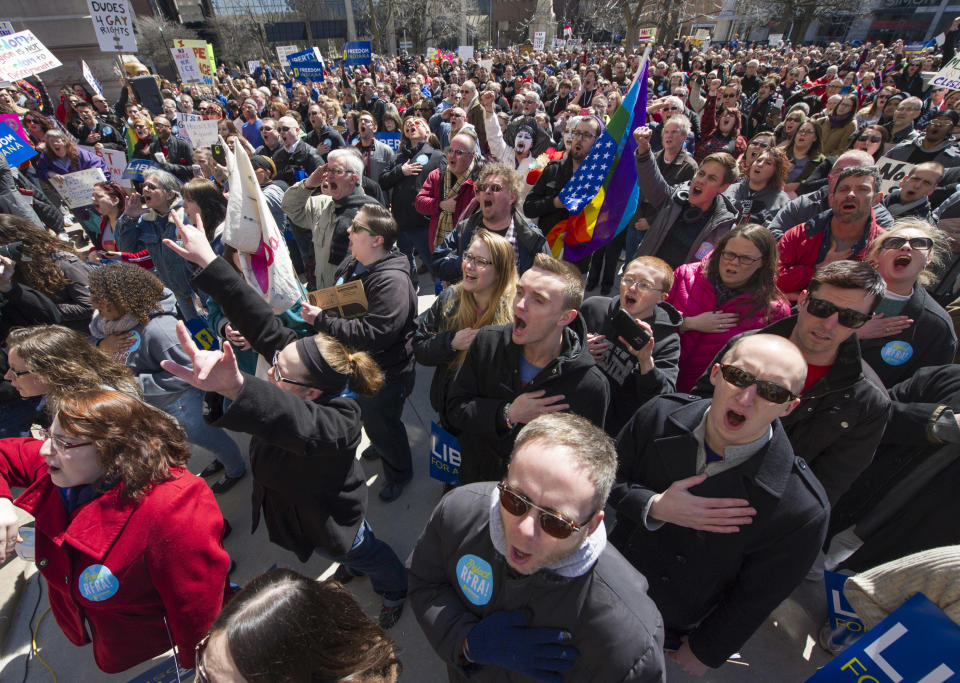 Manifestantes rechazan en Indiana una ley estatal que permite a individuos negar servicios a gay por razones religiosas. (AP)