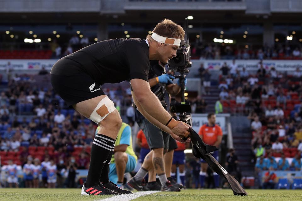 <p>All Blacks captain Same Cane lays down a no10 jersey in memory of late Argentine legend Diego Maradona</p>Getty Images