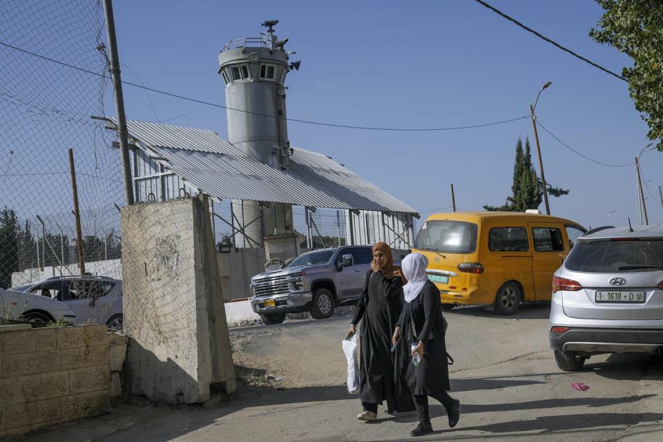 Israel’s defenses include stations like this guard tower in the West Bank, with robotic weapons that can fire tear gas, stun grenades and sponge-tipped bullets, using artificial intelligence to track targets. <a href="https://newsroom.ap.org/detail/IsraelRobotGun/8473ec72946f4d8eacbb3da6acbd7171/photo" rel="nofollow noopener" target="_blank" data-ylk="slk:AP Photo/Mahmoud Illean;elm:context_link;itc:0;sec:content-canvas" class="link ">AP Photo/Mahmoud Illean</a>