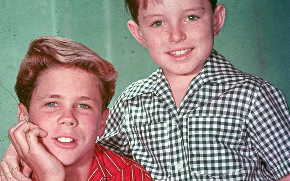 Tony Dow (links) und Jerry Mathers posieren um 1957 für die Serie "Erwachsen müsste man sein". (Bild: Hulton Archive / Getty Images))