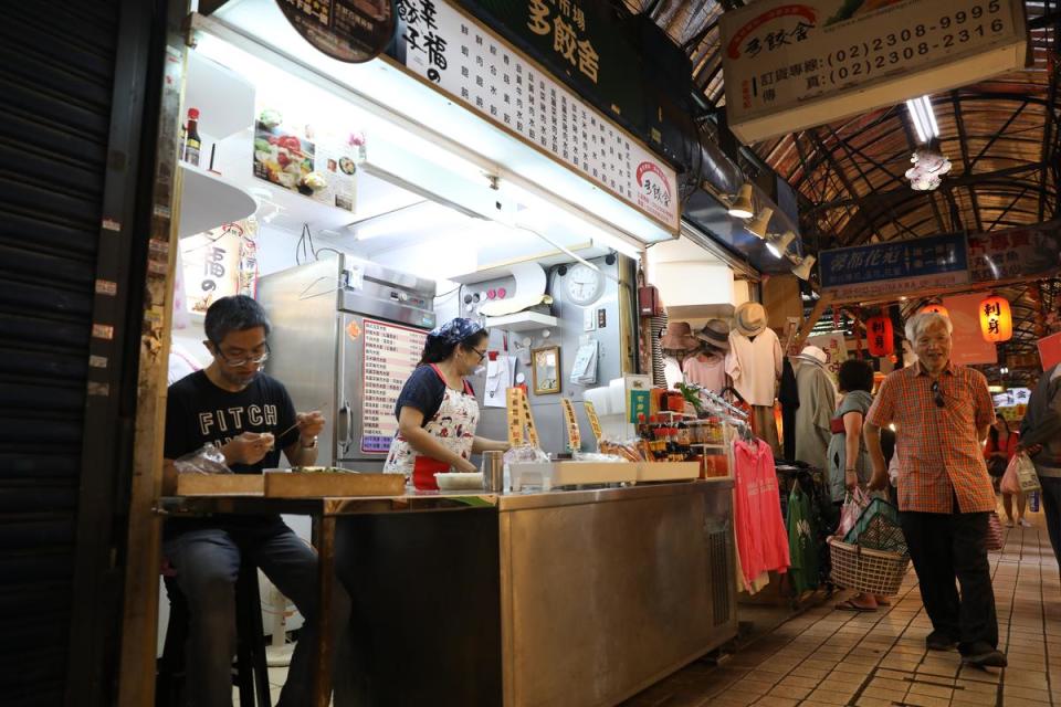 「丸合生魚片」和「多餃舍」相隔不遠，新舊傳承一如老市場。