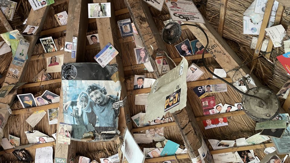 Photos, identification cards and other mementos left by visitors on the thatched roof of the hut where Whang-Od's grandnieces (and apprentices) tattoo. - Girlie Linao/picture alliance/Getty Images