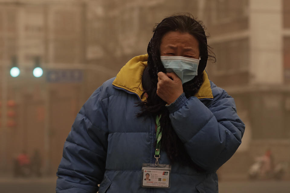 <p>La capitale cinese si è svegliata in una inquietante nebbia giallastra. E' il risultato dello smog e della più grande tempesta di sabbia - arrivata dalla Mongolia - che ha investito la metropoli in quasi un decennio. (AP Photo/Andy Wong)</p> 