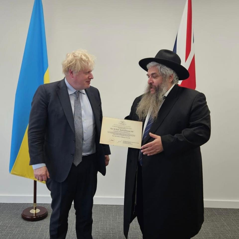 Boris Johnson and Chief Rabbi Of Ukraine Moshe Azman - Boris Johnson via Twitter