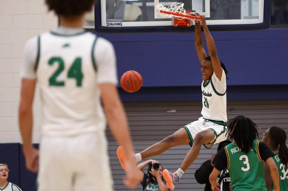 Great Crossing’s Jeremiah Godfrey (21) dunked against Bryan Station during Tuesday night’s win at Great Crossing. Silas Walker/swalker@herald-leader.com