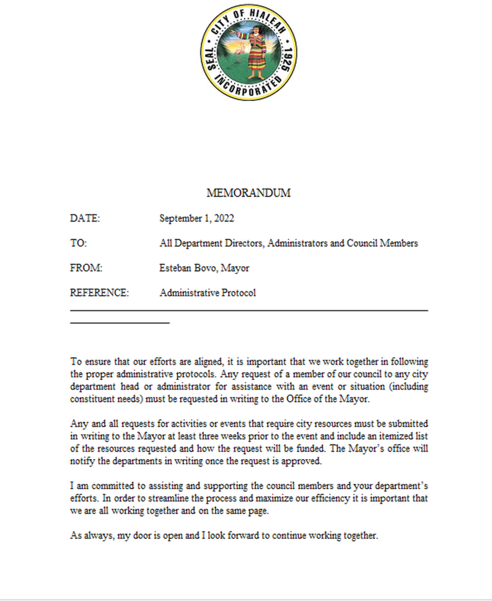 De acuerdo con un memorándum enviado por la oficina del alcalde de la ciudad de Hialeah, Esteban Bovo Jr., el 1 de septiembre de 2022 a los siete concejales, “cualquier solicitud de un miembro de nuestro concejo a cualquier jefe de departamento o administrador de la ciudad para obtener ayuda con un evento o situación (incluidas las necesidades de los electores) debe solicitarse por escrito a la Oficina del alcalde”.