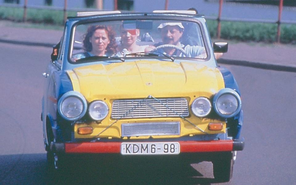 Auf nach Italien! Im Wiedervereinigungssommer bricht Familie Struutz aus Bitterfeld gen Süden auf. Doch die Fahrt nach Neapel im eigenen Trabi entpuppt sich als Abenteuer voller Hindernisse. "Go Trabi Go" (1991), eine der ersten Wende-Komödien, lockte nicht nur Hunderttausende in Ost und West in die Kinos, sondern machte auch Hauptdarsteller Wolfgang Stumph zum Star. (Bild: Eurovideo)