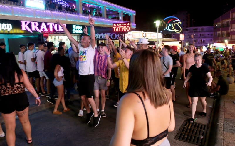 FOTO DE ARCHIVO: Turistas caminan gritando por la calle Punta Ballena en Magaluf, Mallorca