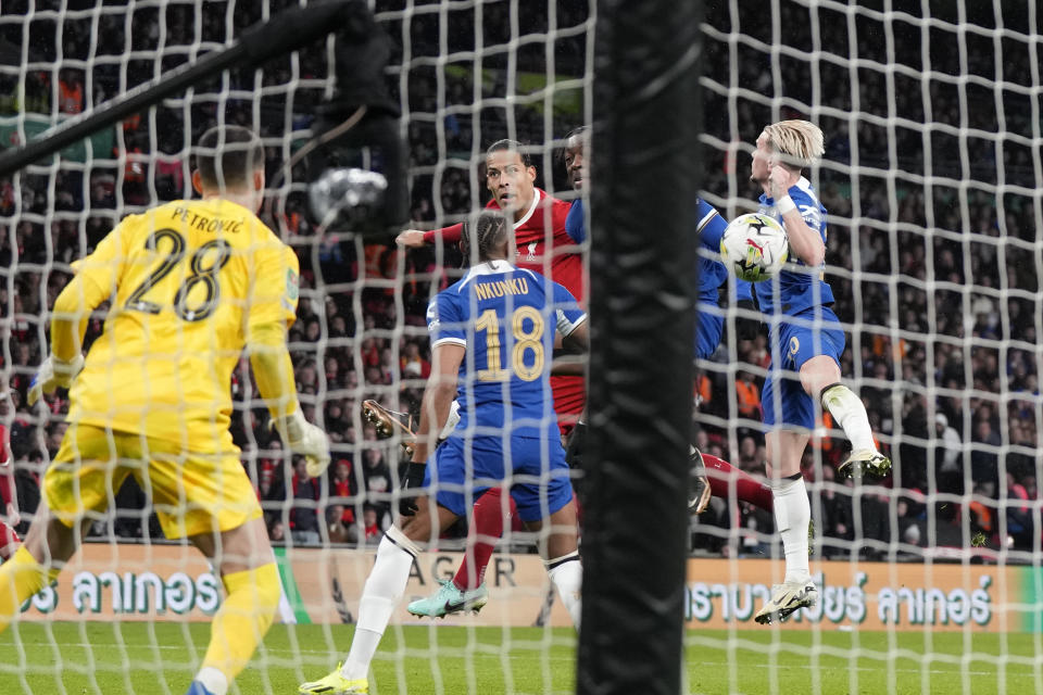 Liverpool's Virgil van Dijk scores his side's first goal during the English League Cup final soccer match between Chelsea and Liverpool at Wembley Stadium in London, Sunday, Feb. 25, 2024. (AP Photo/Alastair Grant)