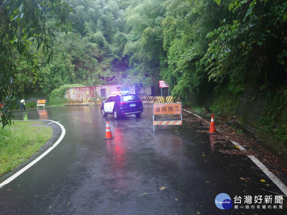 颱風來襲山區恐坍方，大溪警封路管制人車。
