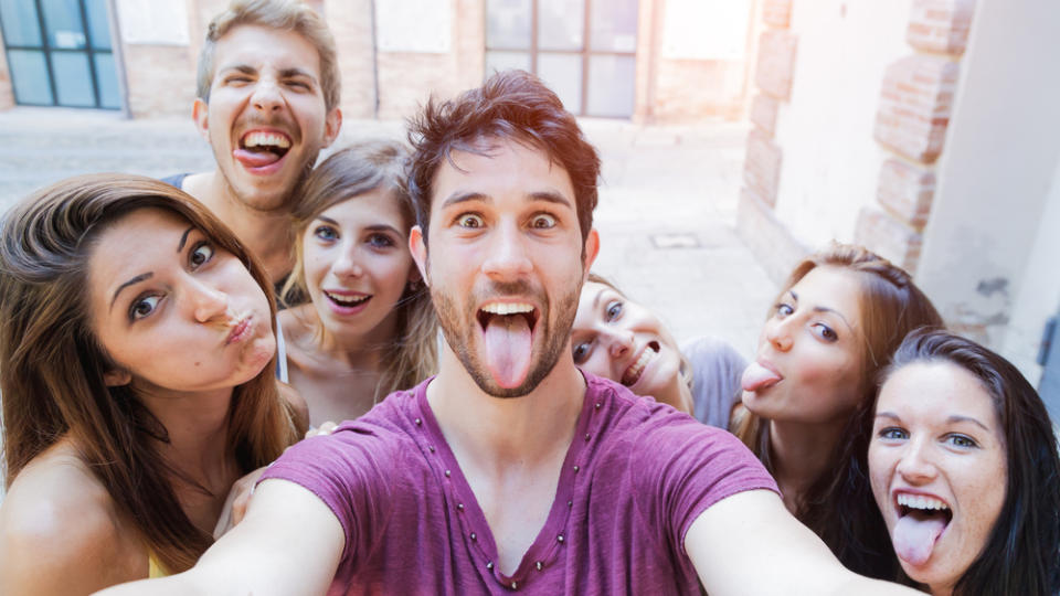 Eine Gruppe von Freunden knipst ein Selfie (Bild: loreanto/Shutterstock.com)