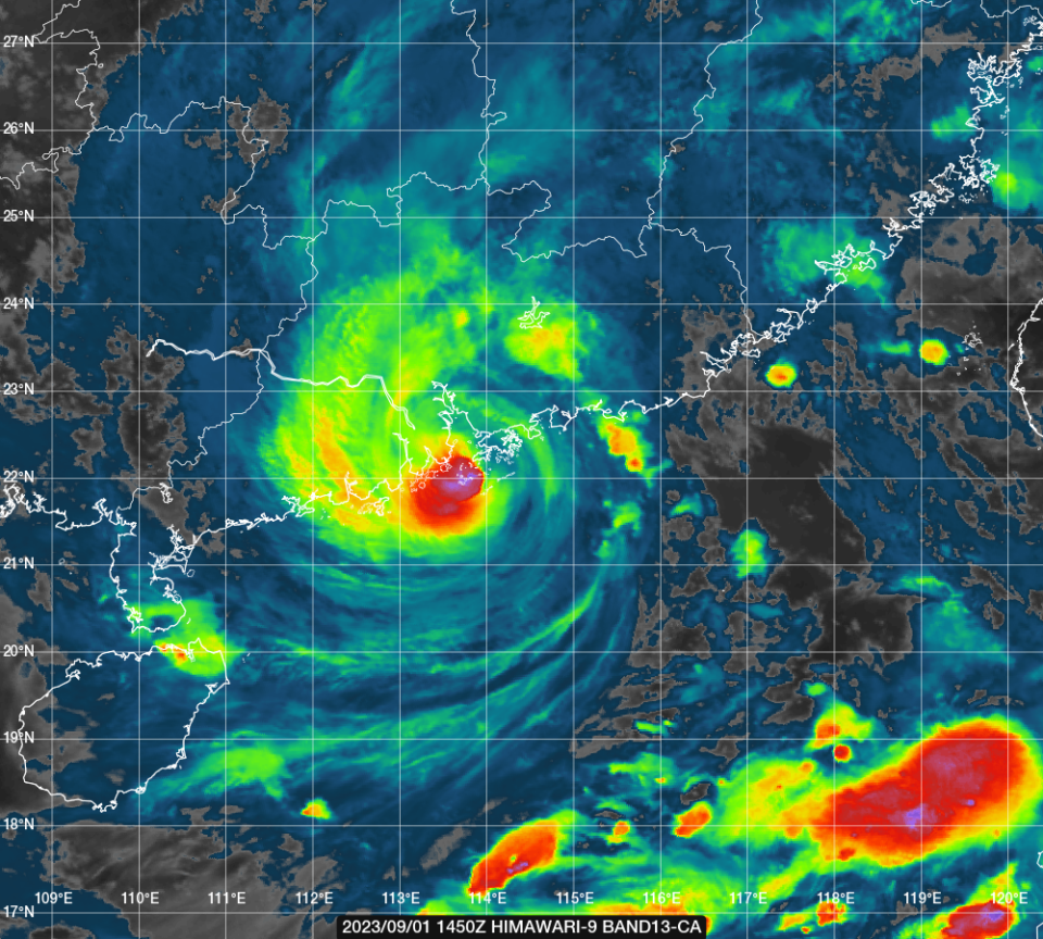 2023 年 9 月 1 日，香港時間下午 10 時 50 分，由向日葵九號（HIMAWARI-9）衛星攝錄的高色調雲圖。雲圖顯示蘇拉在本港以南掠過，中心已經由本港東南方，移向本港西南方。天文台指蘇拉稍為減弱，圖像所見，她的風眼已經愈見模糊，然而，天文台預計暴風以至颶風仍然會影響本港一段時間。