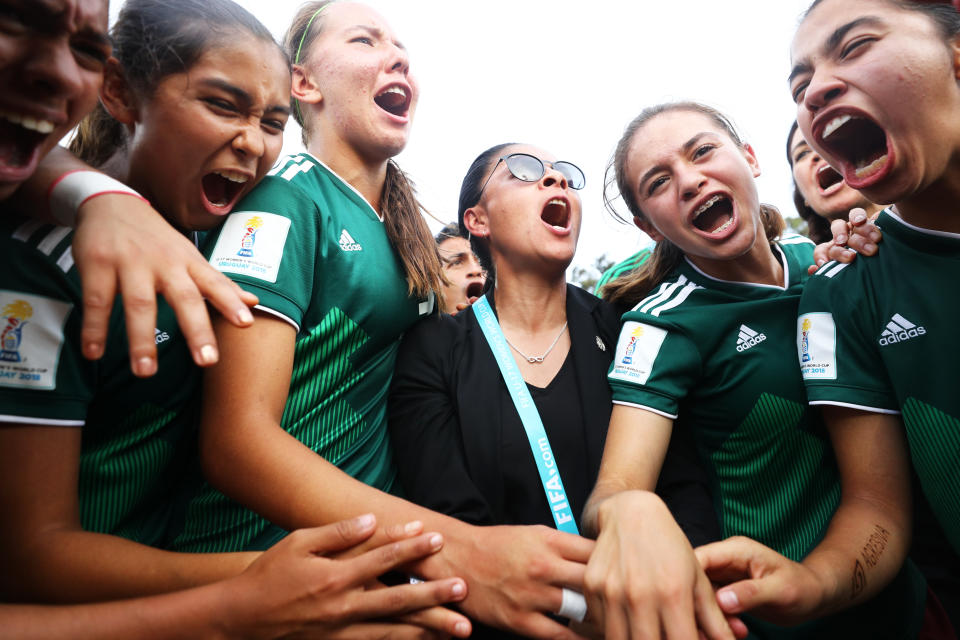 Mónica Vergara con sus jugadoras en la Copa Mundial Femenina Sub-17 de la FIFA Uruguay 2018 en el Estadio Charrúa el 25 de noviembre de 2018 en Montevideo, Uruguay. (Foto: Maddie Meyer - FIFA/FIFA vía Getty Images)