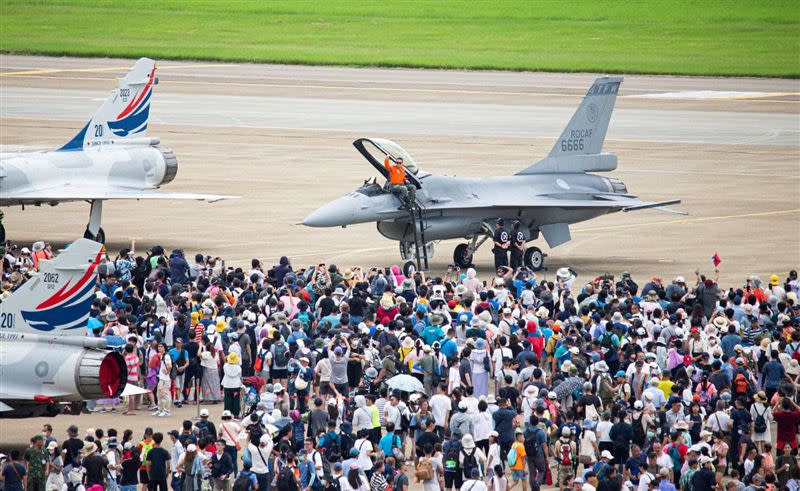 「112年國防知性之旅」台中市清泉崗航空嘉年華活動（圖／翻攝自蔡英文臉書）