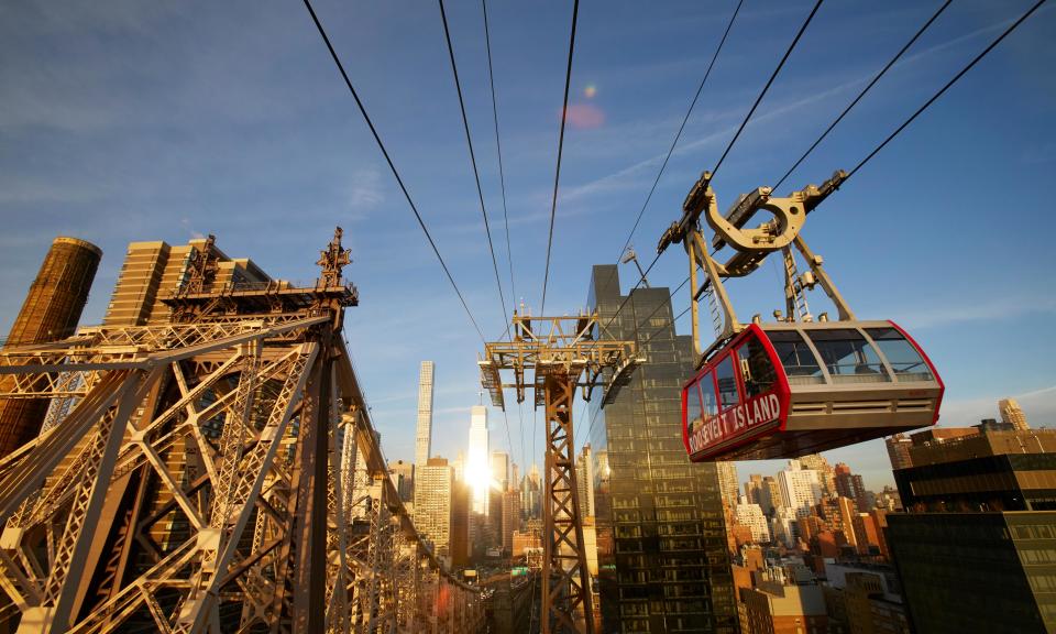 Vista del tranvía aéreo que une el centro de Manhattan con Roosevelt Island. Foto: <span>Chris Tobin/Getty Images</span>