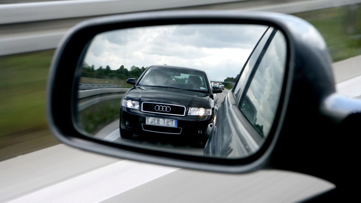 Wer im Straßenverkehr andere Teilnehmer bedrängt und zu dicht auffährt, begeht eine Straftat. Eine mangelnde Fahreignung testiert ein solches Verhalten aber nicht. Foto: Patrick Pleul