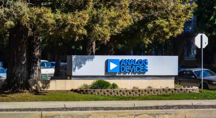 အဆောက်အဦးအပြင်ဘက်တွင် Analog Devices (ADI) သင်္ကေတ