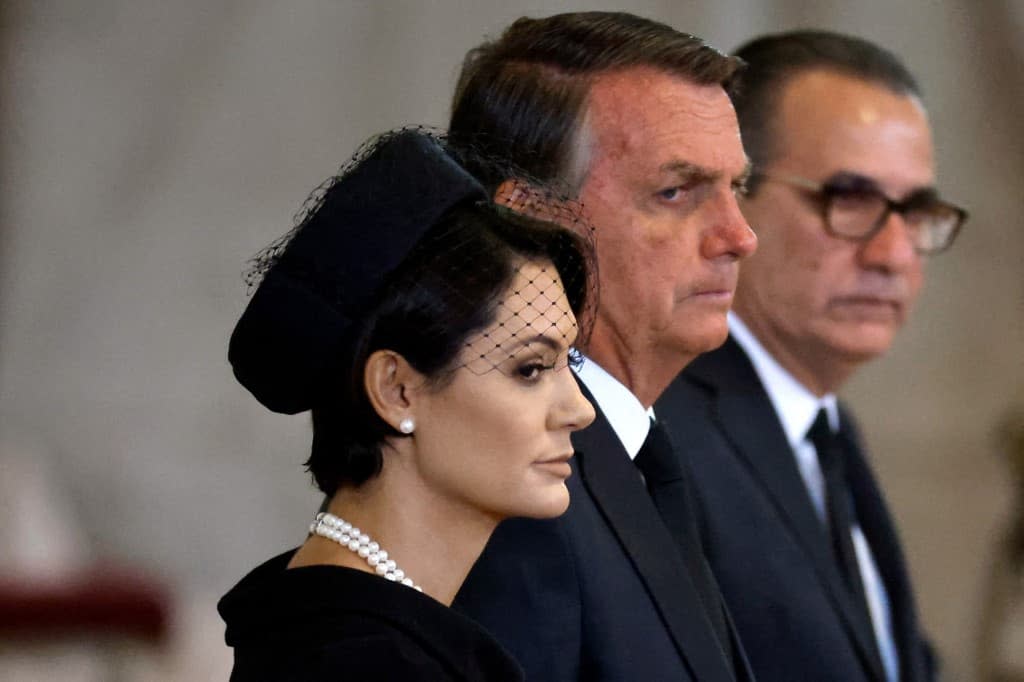 Jair Bolsonaro et sa femme Michelle Bolsonaro devant le cercueil d'Elizabeth II le 18 septembre 2022 à Londres.  - CHIP SOMODEVILLA / POOL / AFP
